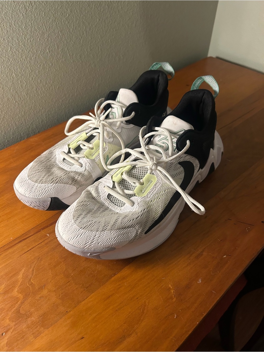 Nike White Black Sneakers with Mint Pull Tabs